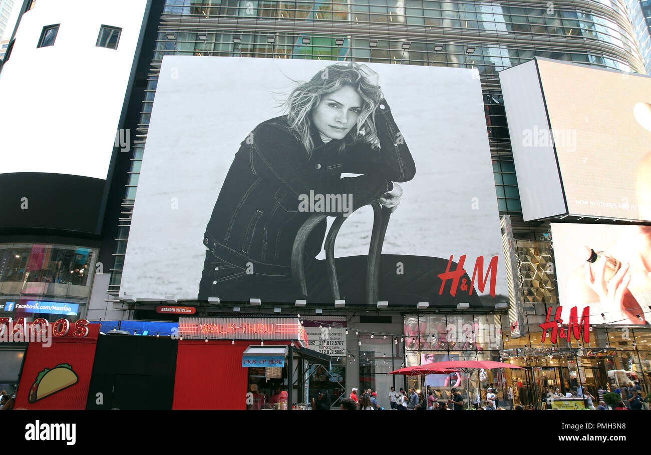 Times Square Billboard of Lauren Hutton in the H&M's Autumn Fashion  campaign on September 17, 2018 at H&M Times Square in New York City Stock  Photo - Alamy