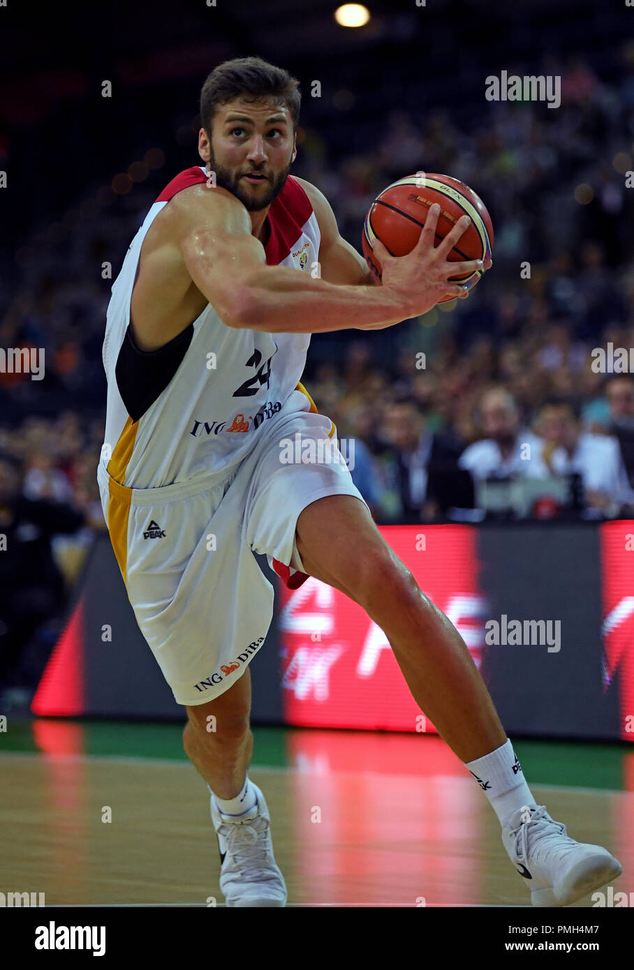 Leipzig, Saxony. 16th Sep, 2018. Basketball: World Cup Qualification,  Germany - Israel, Round 2, Group L, Day 2 at the Arena Leipzig. Germany's  Robin Benzing in action. Credit: Hendrik  Schmidt/dpa-Zentralbild/ZB/dpa/Alamy Live News