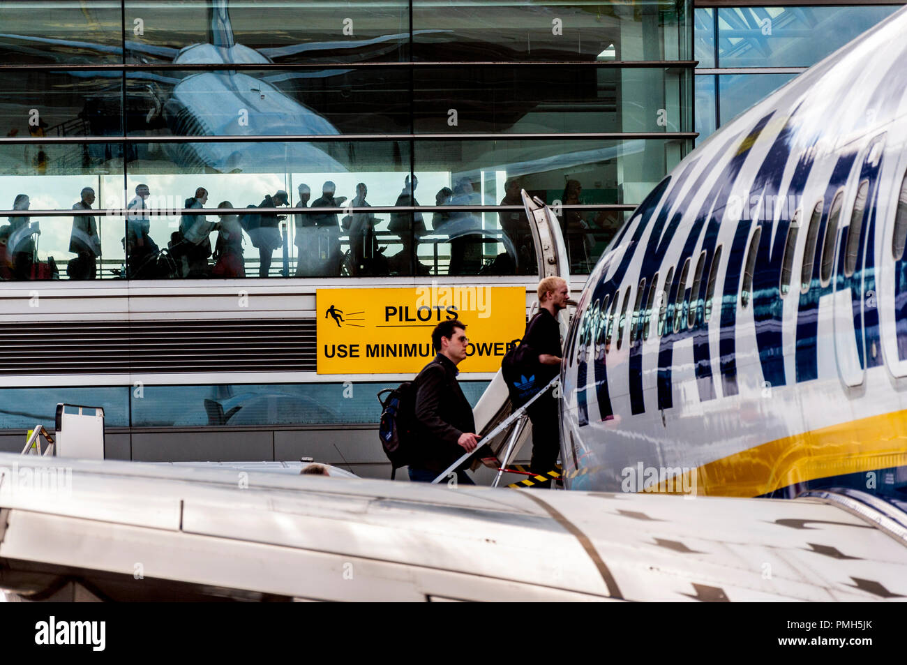 Dublin Airport, Ireland weather. 18th September 2018. Passengers board a flight as Met Eireann upgraded the weather warning for Dublin tomorrow morning from yellow to orange. The forecaster is now predicting winds as high as 120km/h with the storm officially being named as Storm Ali. Credit: Richard Wayman/Alamy Live News Stock Photo