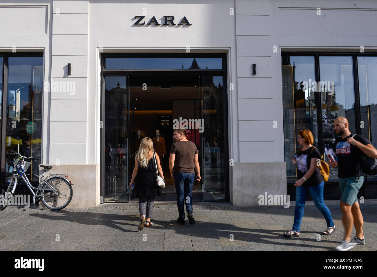 September 18, 2018 - Krakow, Poland - People seeen walking by a Zara shop  at the Main Square. (Credit Image: © Omar Marques/SOPA Images via ZUMA Wire  Stock Photo - Alamy