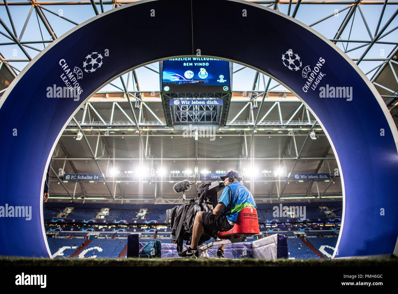 18 September 2018, North Rhine-Westphalia, Gelsenkirchen: Soccer: Champions  League, FC Schalke 04 - FC Porto, Group stage, Group D, Matchday 1 in the  Veltins Arena. A cameraman from Sky sits under the