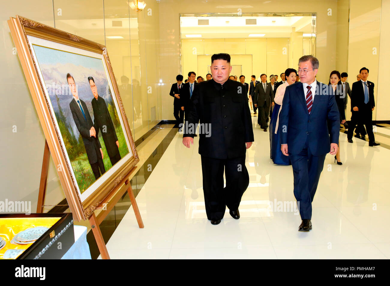 Inter Korean Summit Sep 18 18 South Korean President Moon Jae In Looks At Gifts Which Inter Korean Summit Sep 18 18 South Korean President Moon Jae In Looks At Gifts Which
