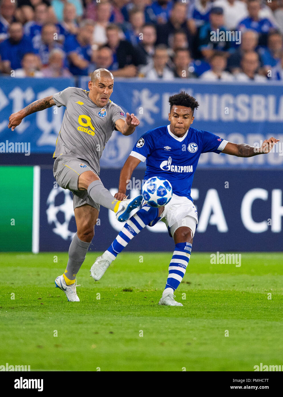 18 September 2018, North Rhine-Westphalia, Gelsenkirchen: Soccer: Champions League, FC Schalke 04 - FC Porto, Group stage, Group D, Matchday 1 in the Veltins Arena. Schalkes Weston McKennie (r) and Portos Maxi Pereira are fighting for the ball. Photo: Guido Kirchner/dpa Stock Photo