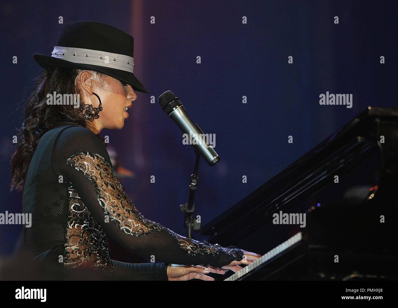 Alicia keys performs live on hi-res stock photography and images - Alamy