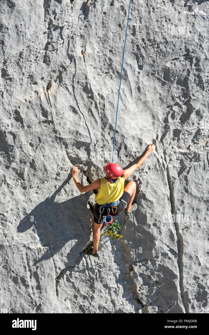 Female rock climber climbing rock face in the Gorges du Verdon / Verdon Gorge canyon, Alpes-de-Haute-Provence, Provence-Alpes-Côte d'Azur, France Stock Photo