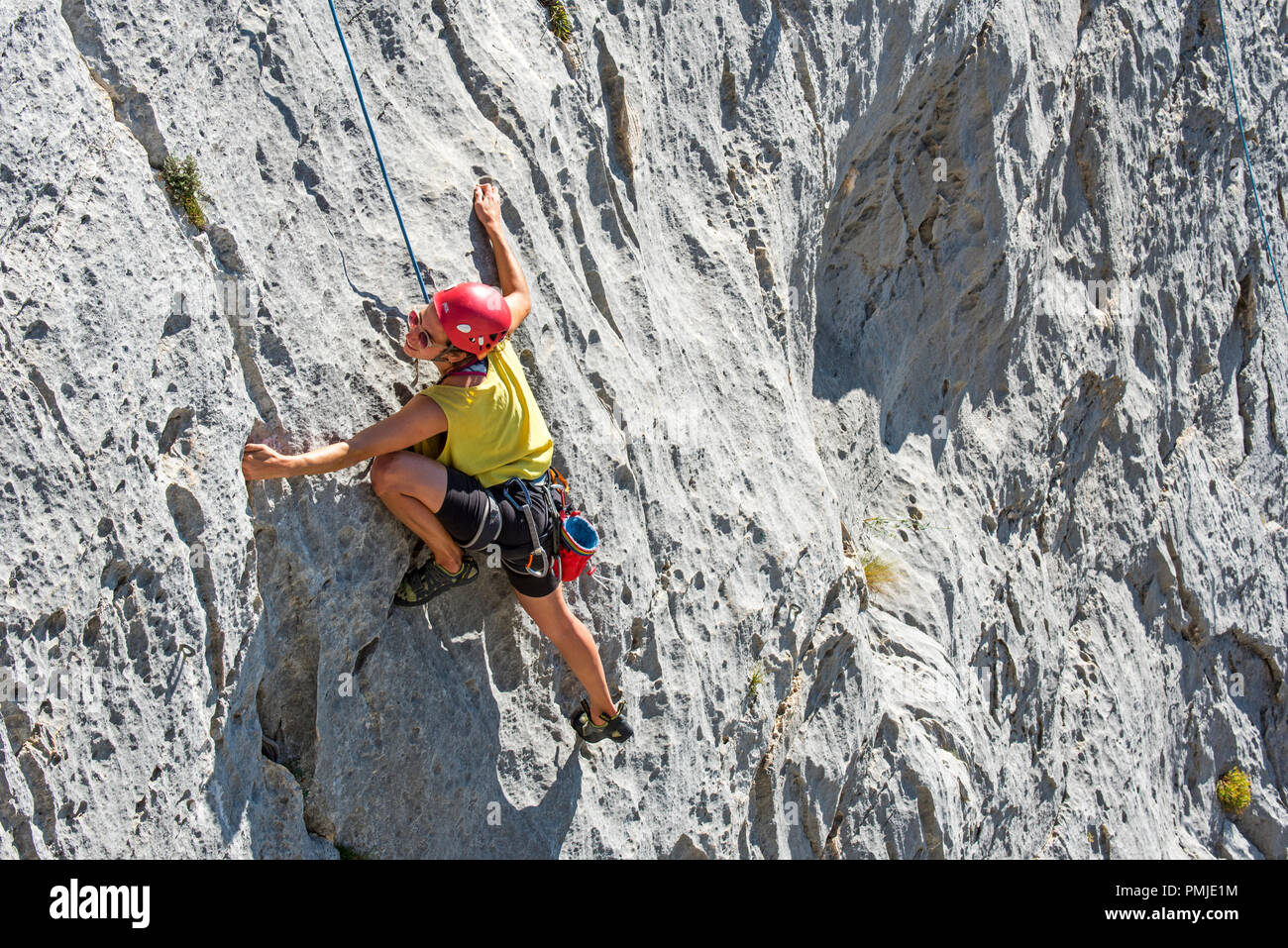 Female rock climber climbing rock face in the Gorges du Verdon / Verdon Gorge canyon, Alpes-de-Haute-Provence, Provence-Alpes-Côte d'Azur, France Stock Photo