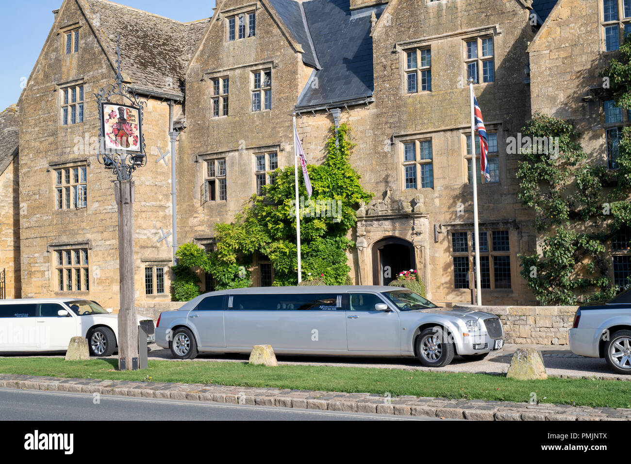 Chrysler limousines outside the lygon arms hotel. Broadway, Cotswolds, Worcestershire, England Stock Photo