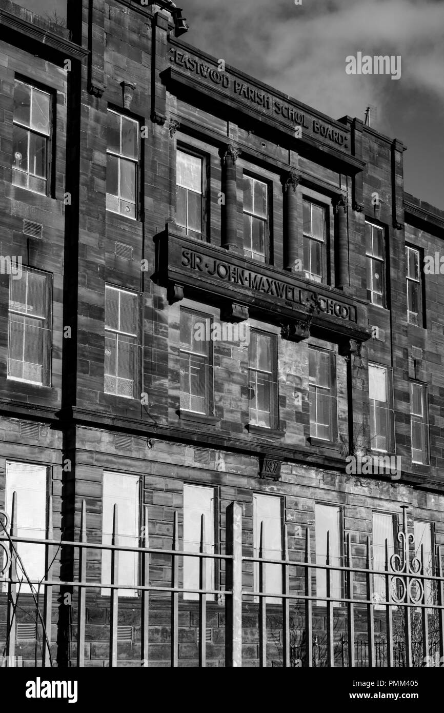 Sir John Maxwell Primary School Sign and Date in Pollokshaws. GLASGOW, SCOTLAND Stock Photo