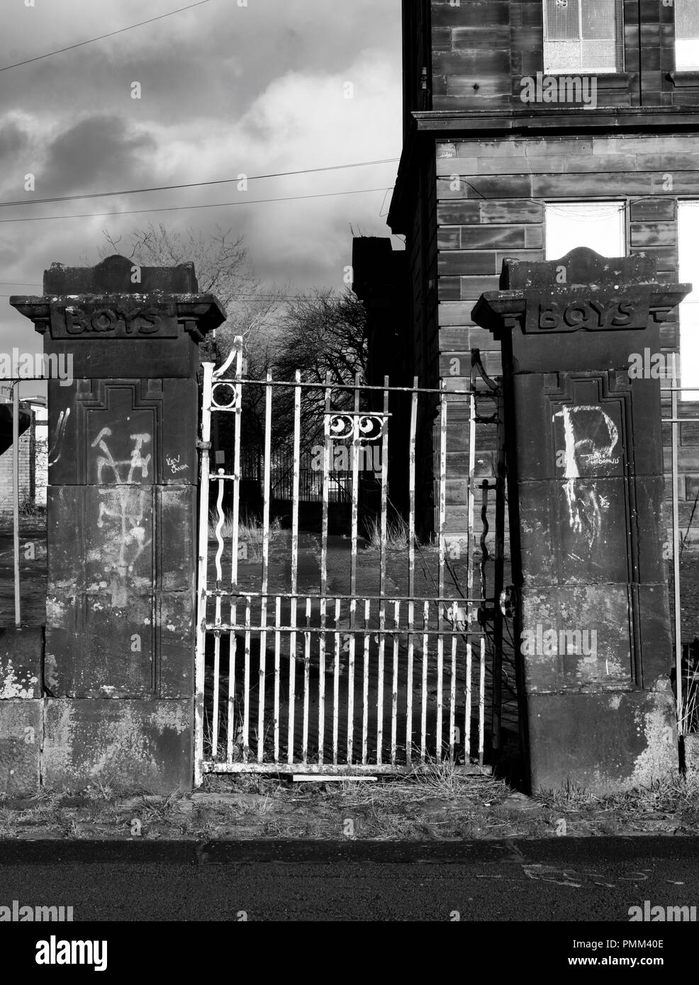 Boy's Gate to Sir John Maxwell Primary School in Pollokshaws. GLASGOW, SCOTLAND. Stock Photo