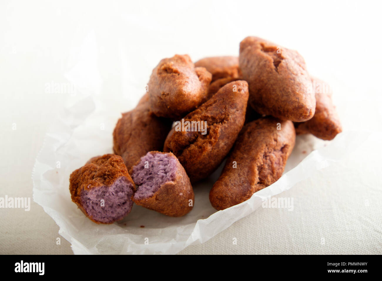 Ginekologning ayolning qinini tekshirayotgan yaqindan surati