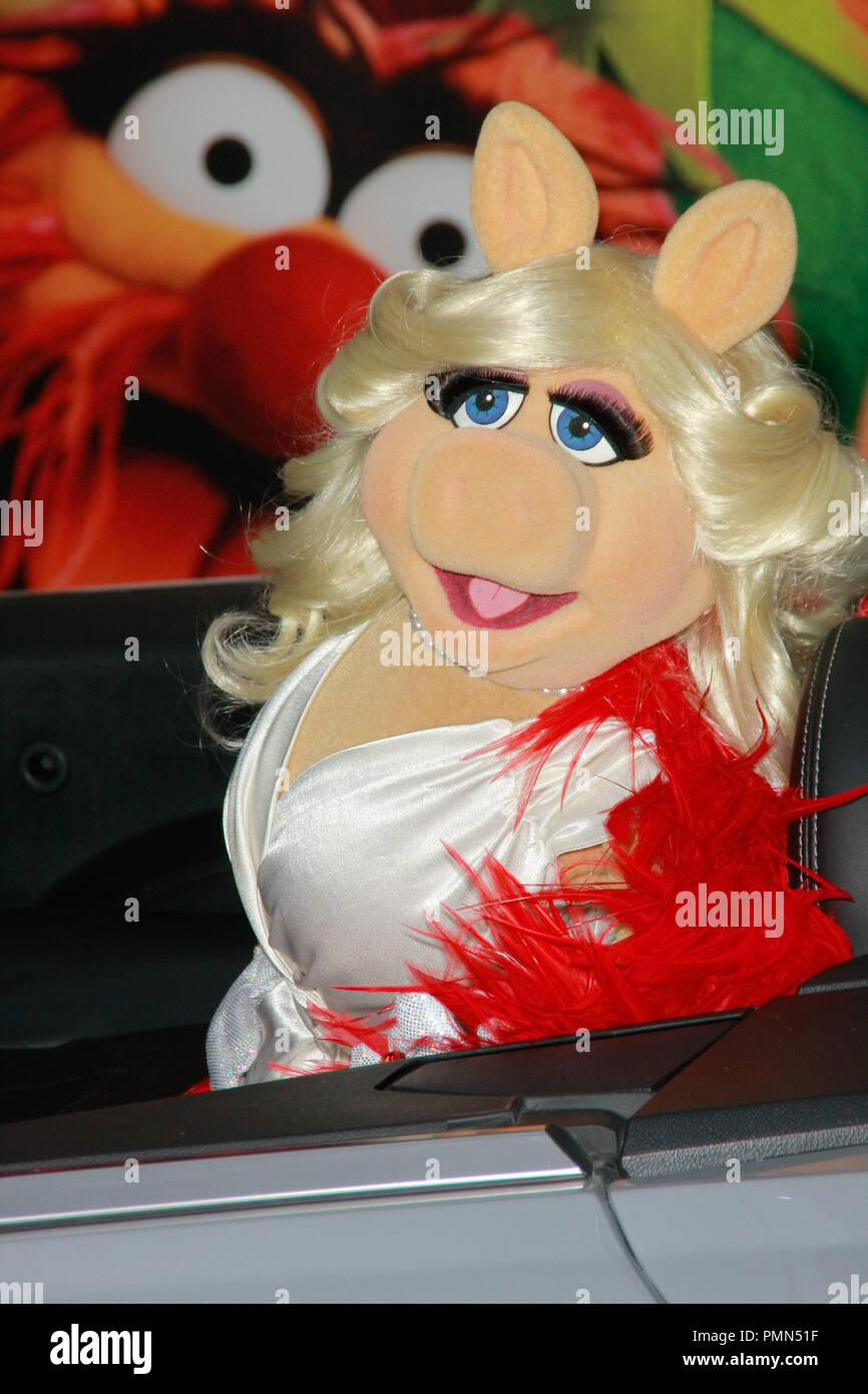 Miss piggy muppets hi-res stock photography and images - Alamy