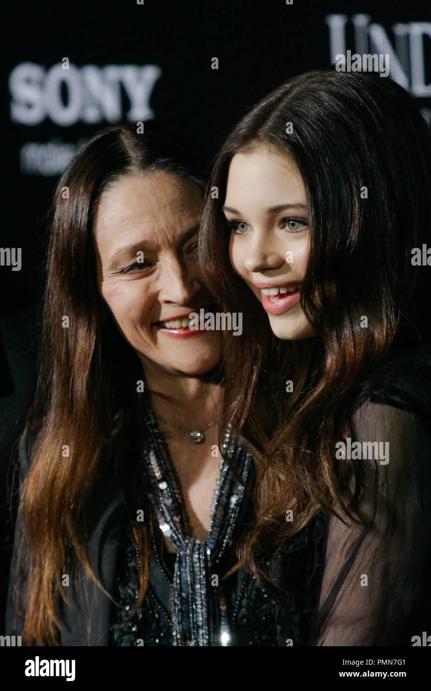 India Eisley With Her Mother Olivia Hussey At The World Premiere Of Screen Gems Lakeshore Entertainment S Underworld Awakening Arrivals Were Held At Grauman S Chinese Theatre In Hollywood Ca January 19 2012