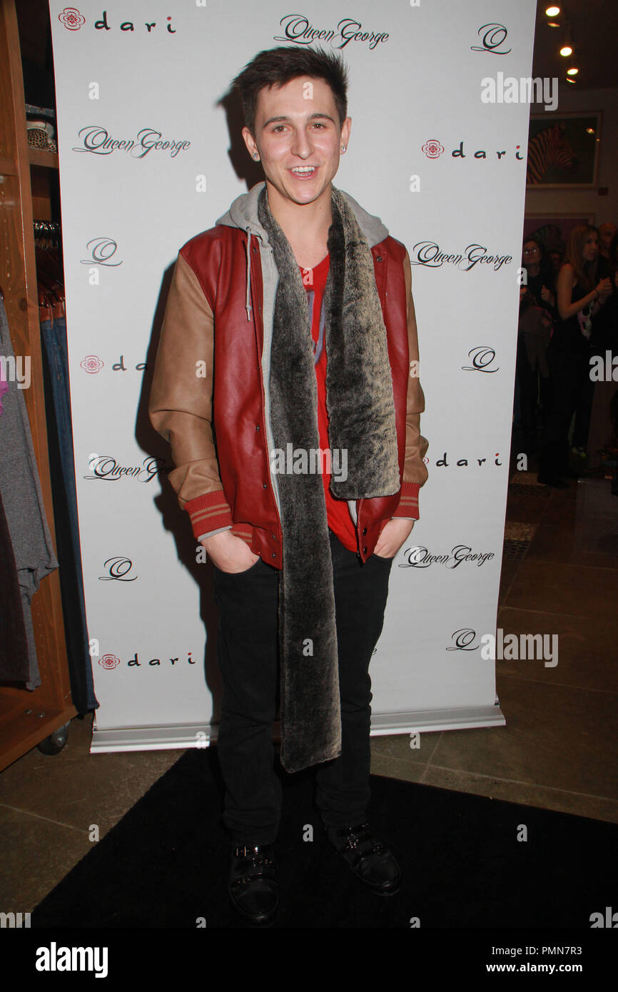Mitchel Musso dating Gia Mantegna
