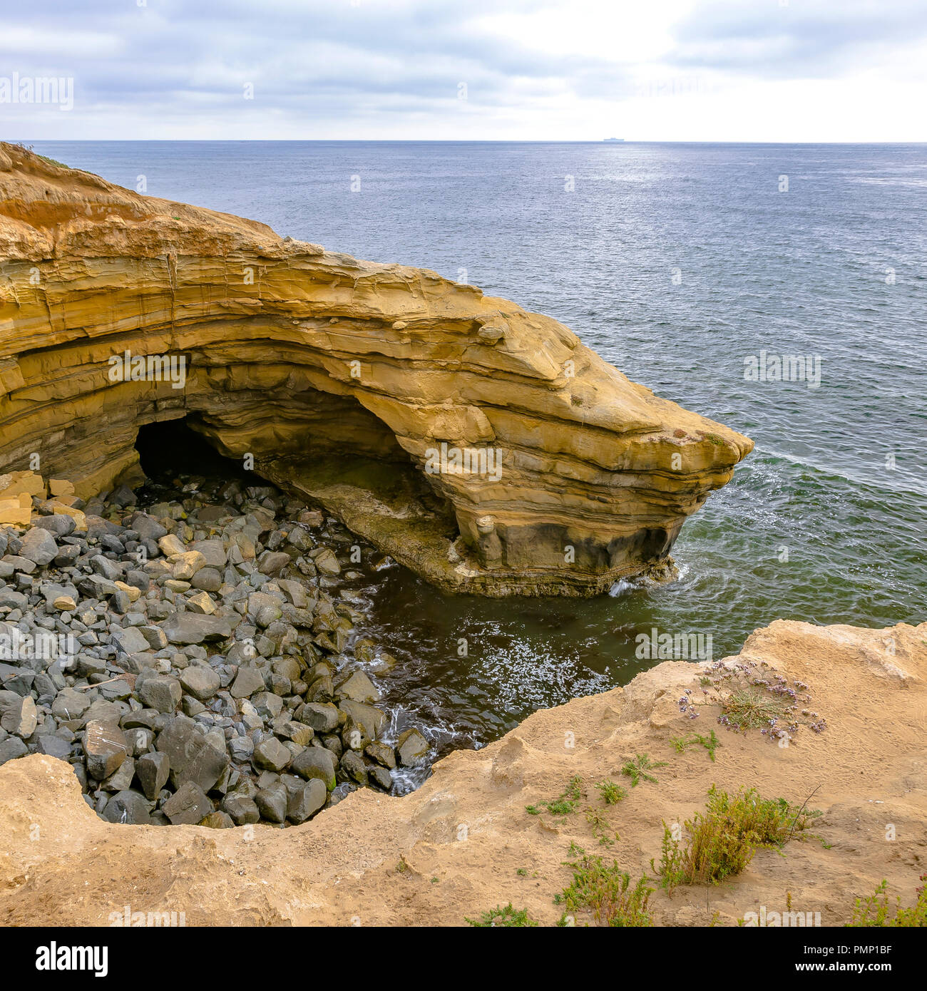 Cliff Overlooking Ocean High Resolution Stock Photography and Images