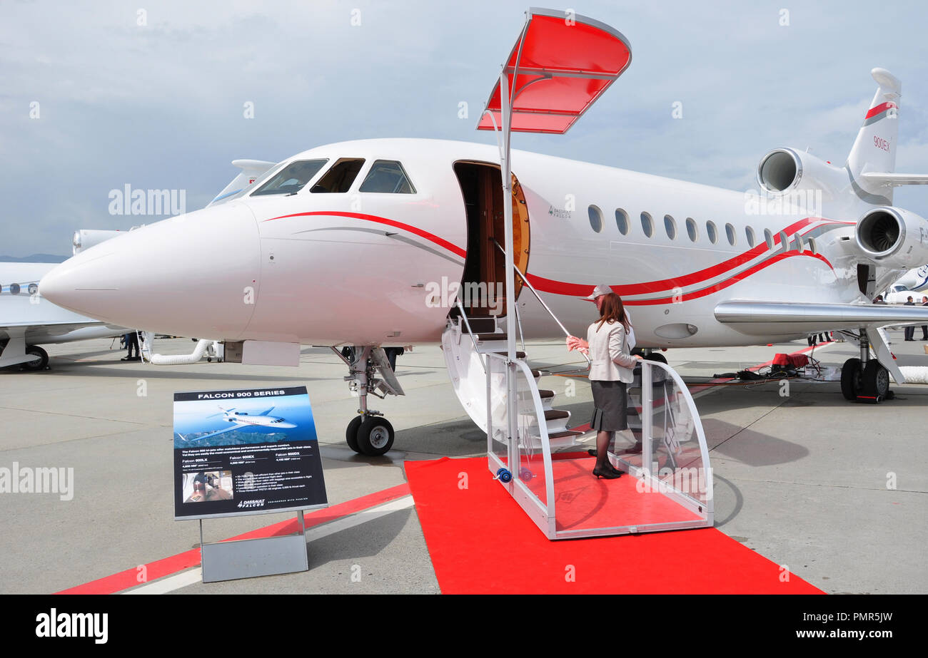 Falcon 900 private jet hi-res stock photography and images - Alamy
