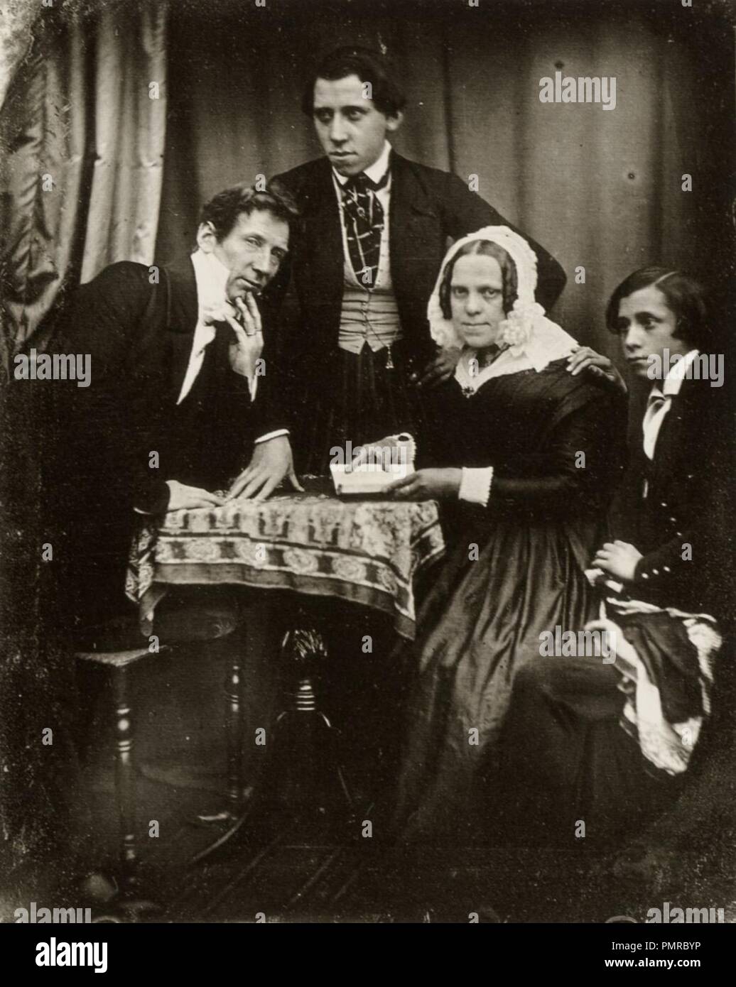 Biow, Hermann - Der Optiker Andreas Krüß, seine Frau Mary Ann, geboren Gabory und seine Söhne Edmund Johann und William Andres Stock Photo