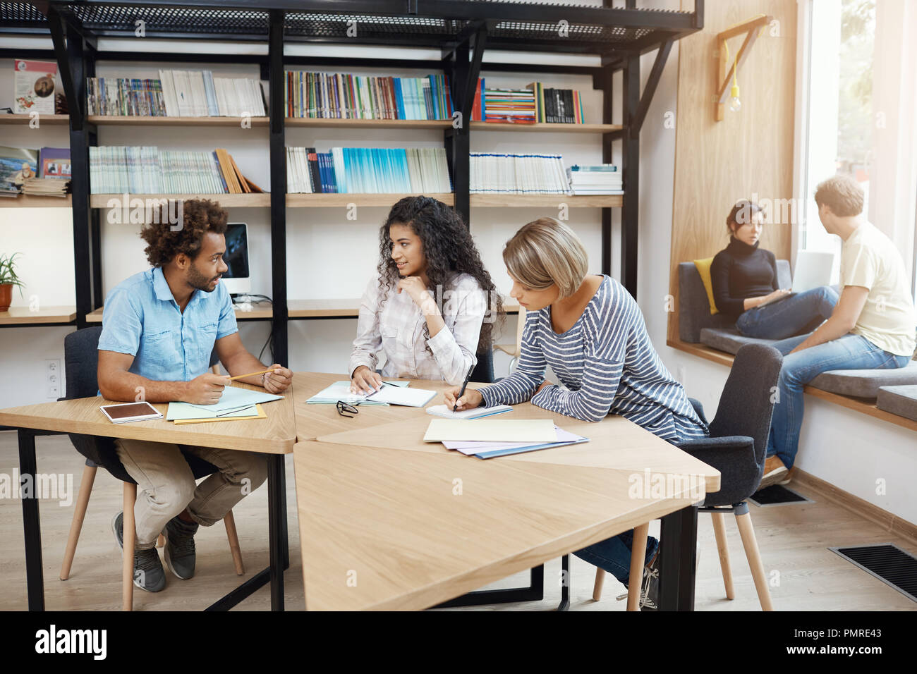 Виртуальный фон библиотека. Library meeting. Библиотеки сша для студентов. Люди в офисе. Метрополитен музей библиотека уотсона.