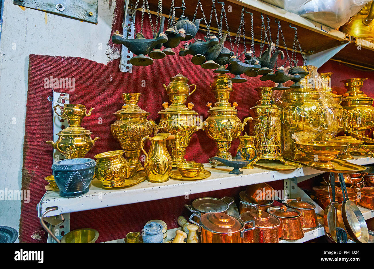 The beautiful samovars, Persian oil lamps and copper pans in handicraft  shop of coppersmith department of Grand Bazaar, Kashan, Iran Stock Photo -  Alamy