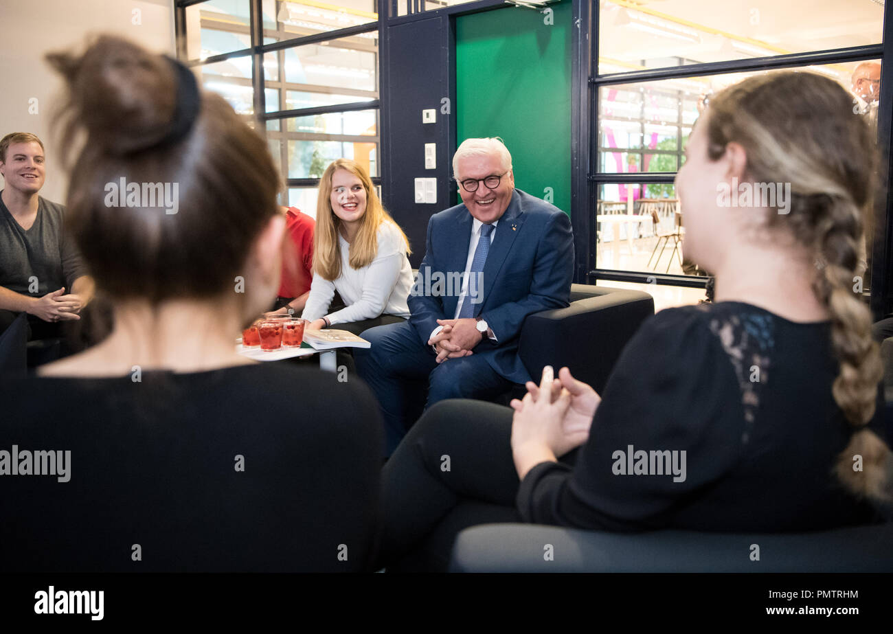 19 September 2018, Nordösterbotten, Oulu: Federal President Frank-Walter Steinmeier (2nd from right) and his wife visit the University of Oulu and talk to German students studying in Oulu. President Steinmeier and his wife Elke are on a three-day state visit to Finland. Photo: Bernd von Jutrczenka/dpa Stock Photo