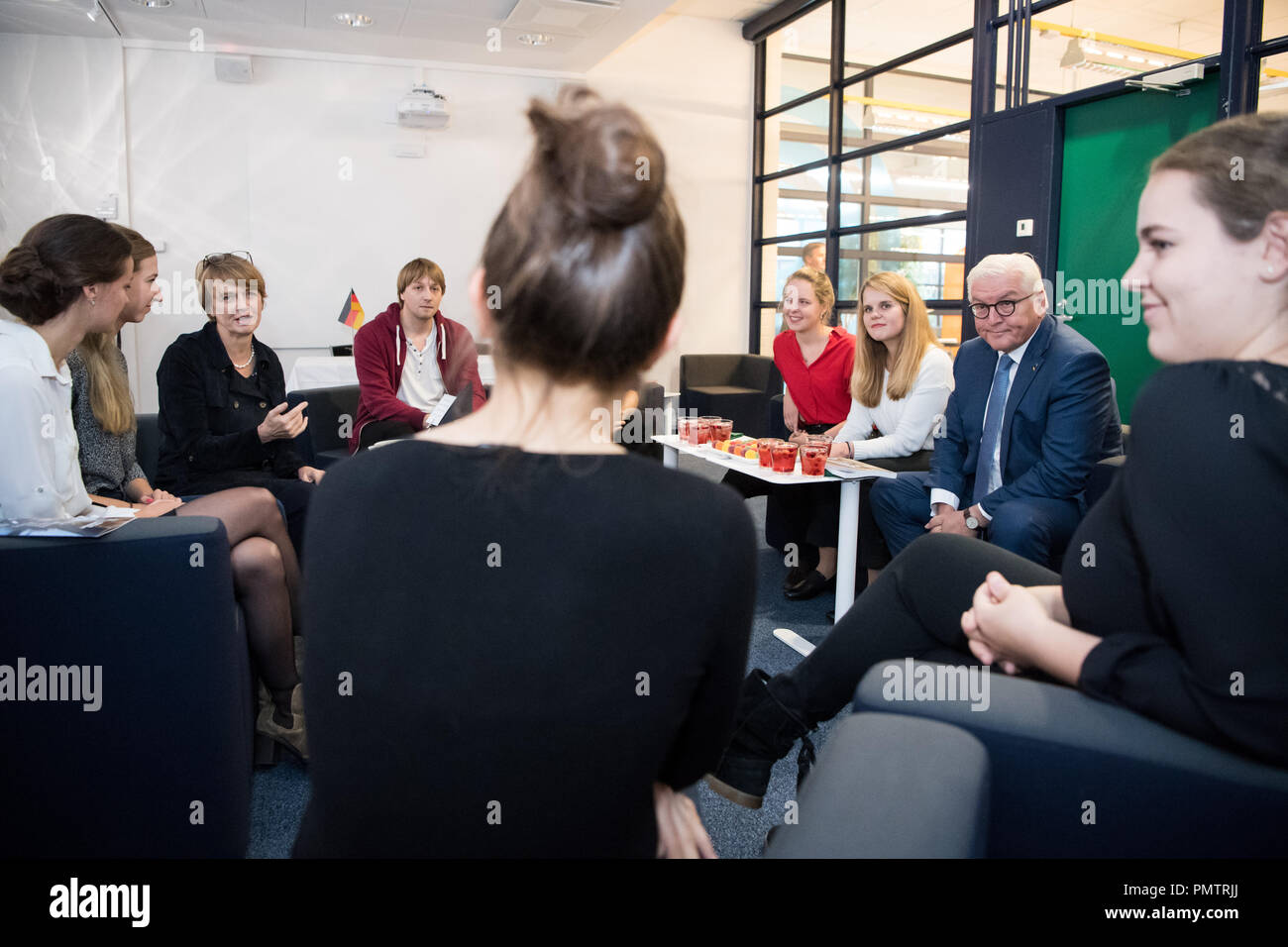 19 September 2018, Nordösterbotten, Oulu: Federal President Frank-Walter Steinmeier (2nd from right) and his wife Elke Büdenbender (3rd from left) visit the University of Oulu and talk to German students studying in Oulu. President Steinmeier and his wife Elke are on a three-day state visit to Finland. Photo: Bernd von Jutrczenka/dpa Stock Photo