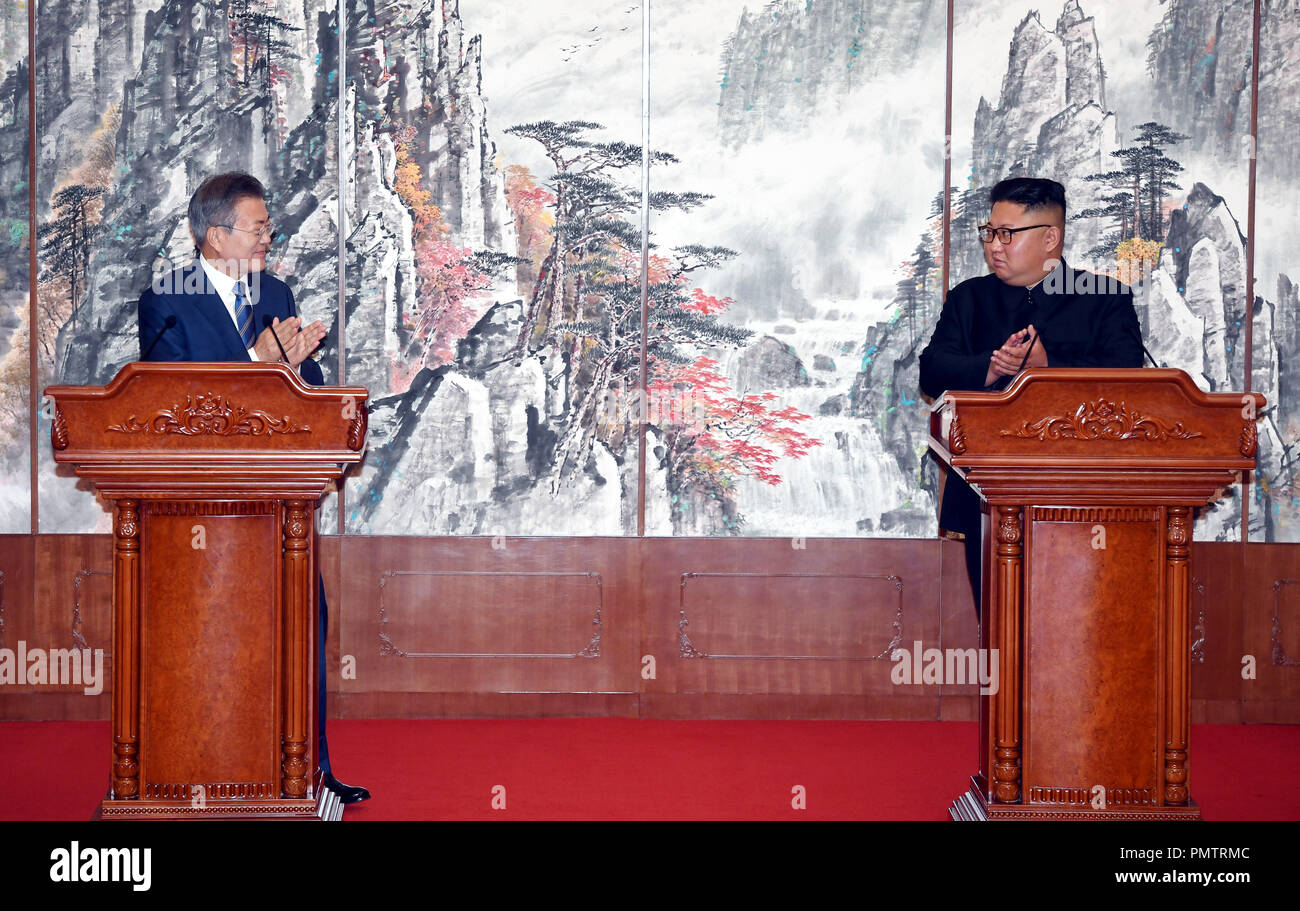 Pyeongyang, North Korea. 19th Sep, 2018. South Korean President MOON JAE-IN and North Korean leader KIM JONG-UN hold a joint press conference after their second round of summit talks at Paekhwawon State Guesthouse in Pyongyang. Kim reaffirmed his commitment to a nuclear-free Korean Peninsula and promised to visit Seoul. Moon said the two Koreas agreed on specific steps for denuclearization. Credit: ZUMA Press, Inc./Alamy Live News Stock Photo