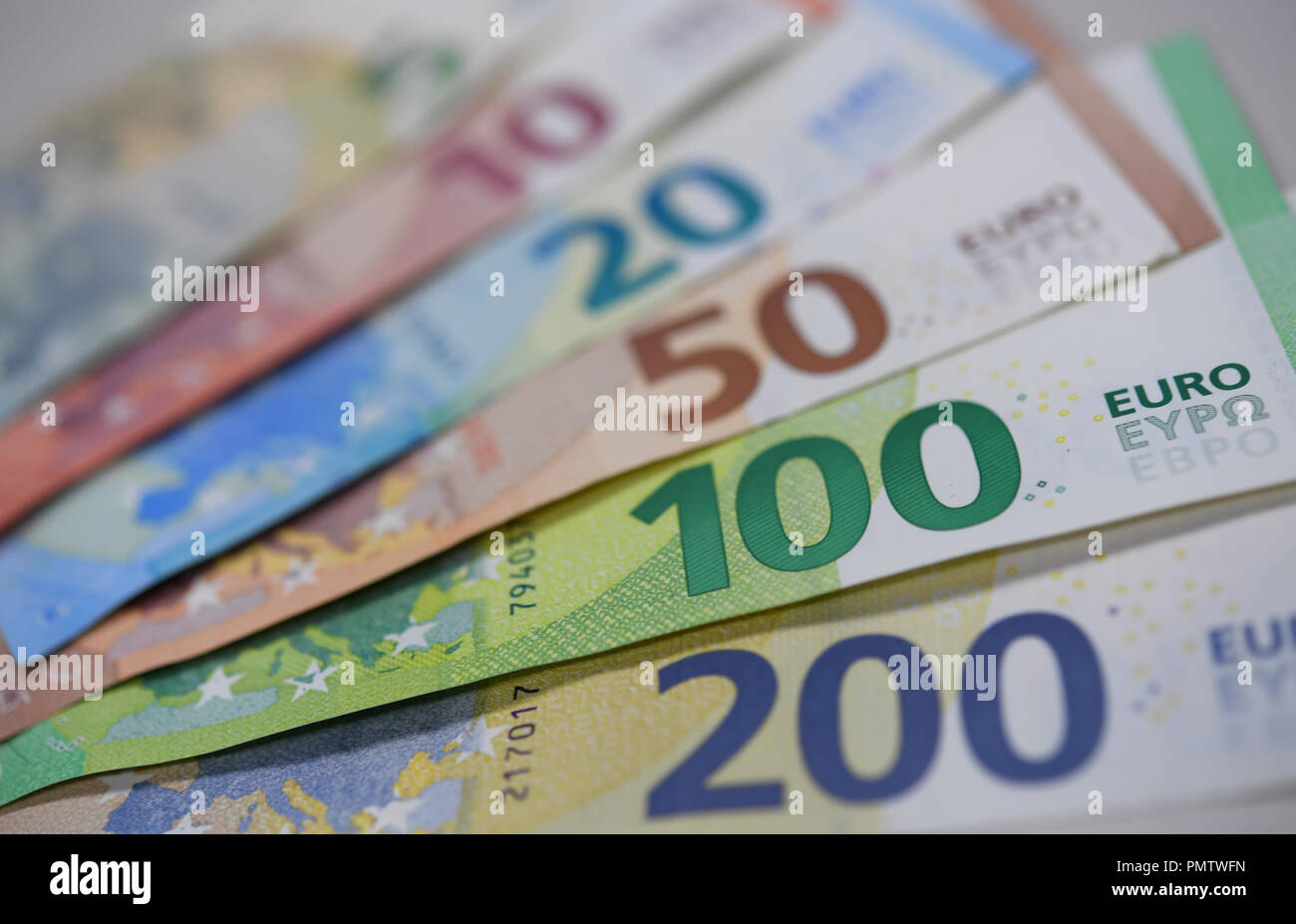 17 September 2018, Hessen, Frankfurt Main: The revised 100- and 200-euro banknotes will complete the second generation of euro banknotes on a table at the European Central Bank (ECB) headquarters. The new notes are to be issued from 28 May 2019. They should also be harder to counterfeit than before. Photo: Arne Dedert/dpa Stock Photo