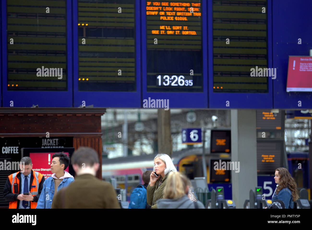 Glasgow, Scotland, UK, 19th September, 2018. UK Weather: Storm Ali appeared in the city overnight bringing wind and rain with an amber be prepared warning from the met office. Scotrail have canceled all trains from the main Glasgow stations, Central station is pictured with its empty travel boards and irate passengers, and are advising travellers to find alternative transport stating train tickets are valid on firstbus. Gerard Ferry/Alamy news Stock Photo