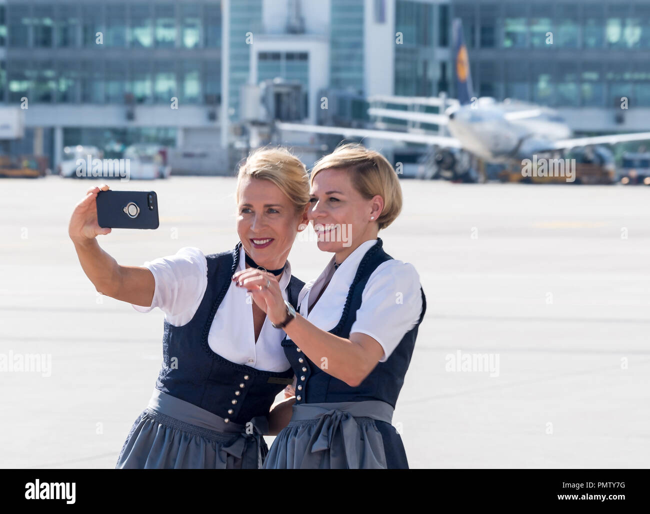 Two Flight Attendants High Resolution Stock Photography And Images Alamy