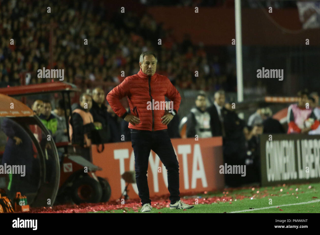 Buenos Aires, Argentina. 19th Sept 2018. Ariel Holan, coach of Independiente, during first match of Libertadores Cup quarterfinals between INDEPENDIENTE (ARG) and RIVER PLATE (ARG) on Libertadores de America Stadium on Buenos Aires, Argentina. (Photo: Néstor J. Beremblum / Alamy News) Credit: Néstor J. Beremblum/Alamy Live News Stock Photo