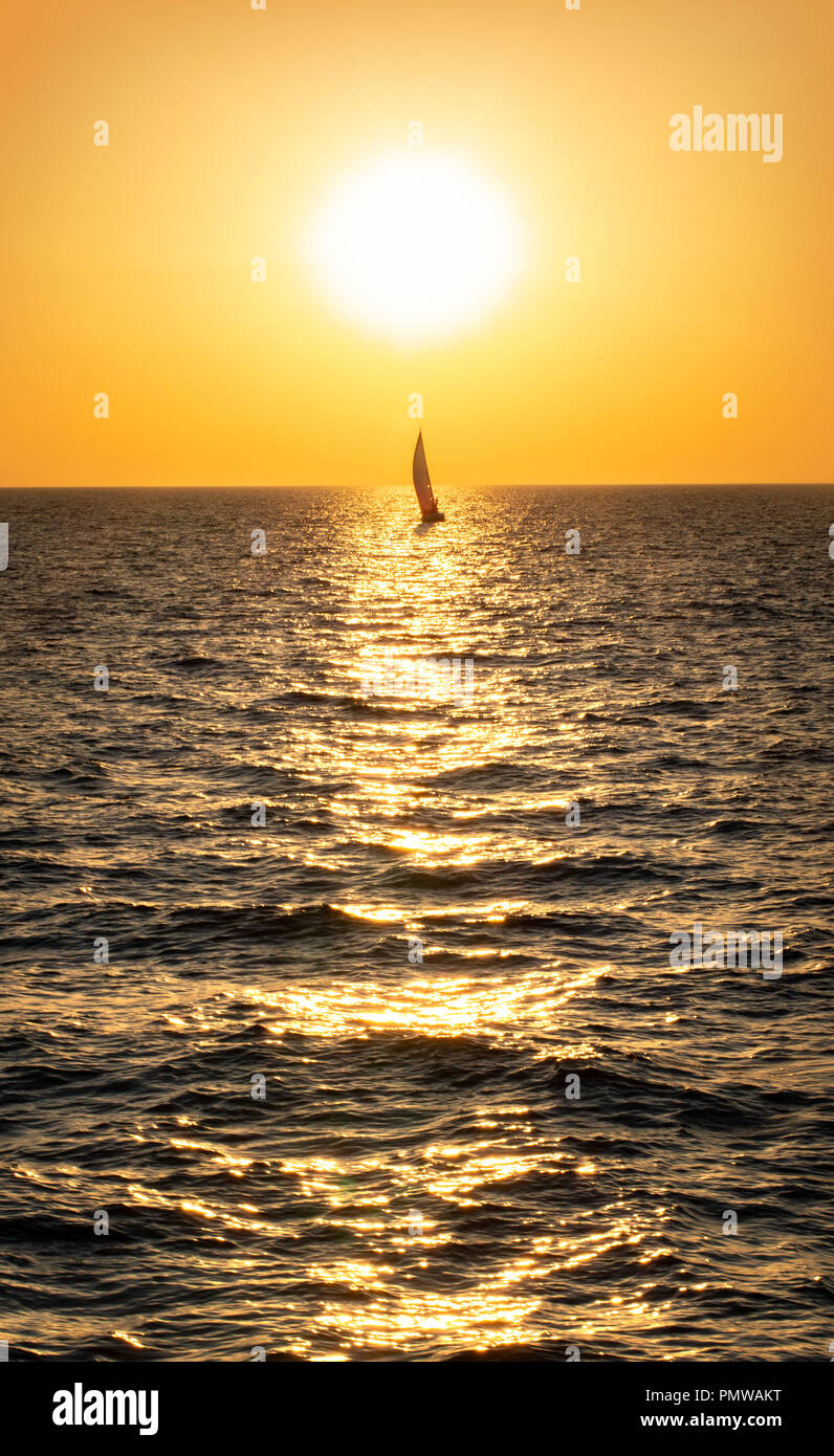Horizon above the sea hi-res stock photography and images - Alamy