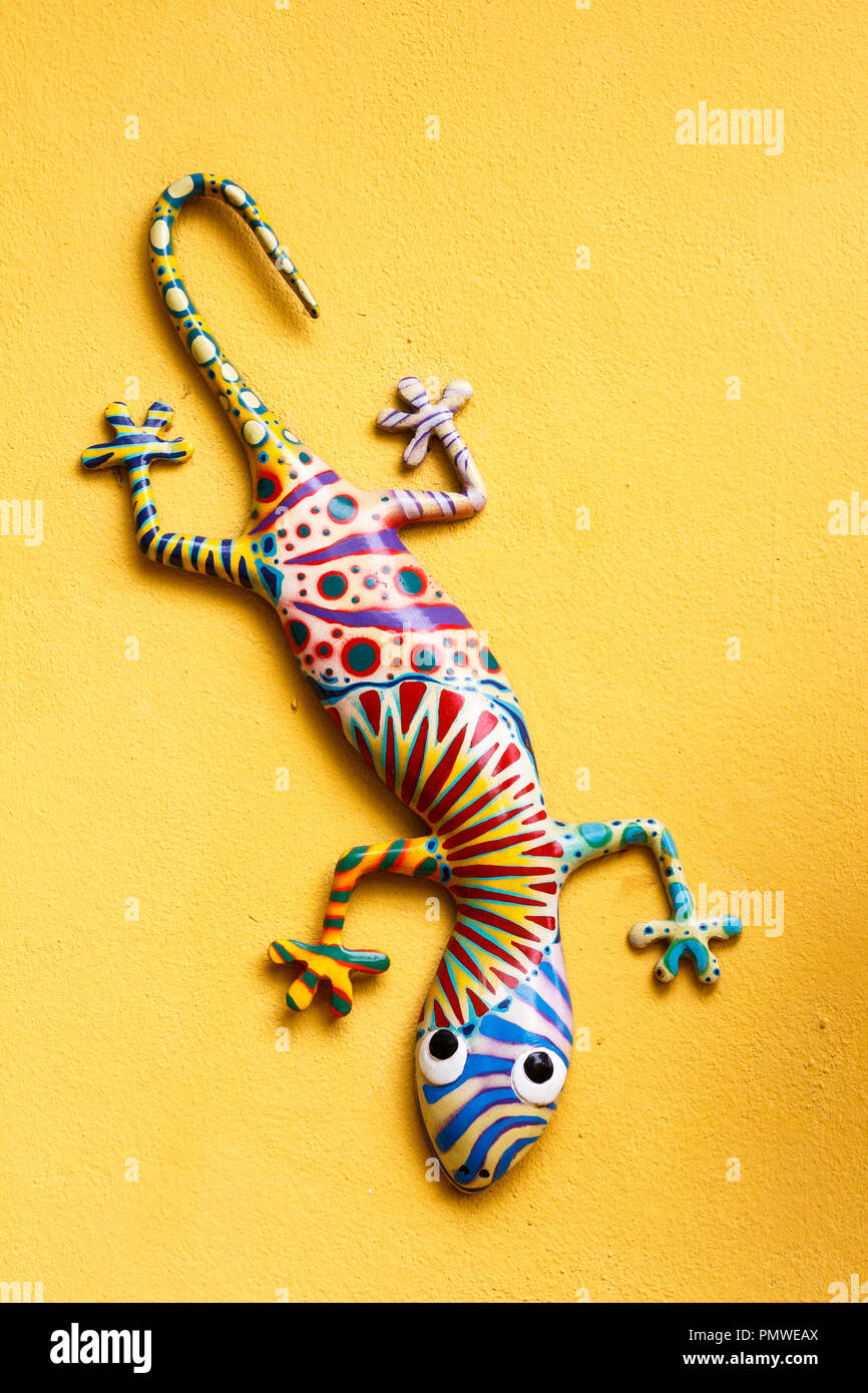 ornamental gekko lizard hanging on wall Stock Photo - Alamy