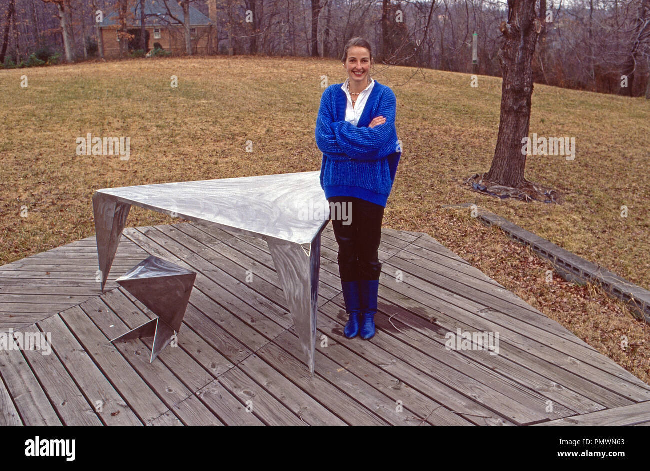 Erherzogin Gabriela von Habsburg mit einem ihrer Objekte als Bildhauerin, 1991. Archduchess Gabriela of Habsburg with one of her sculptures, 1991. Stock Photo