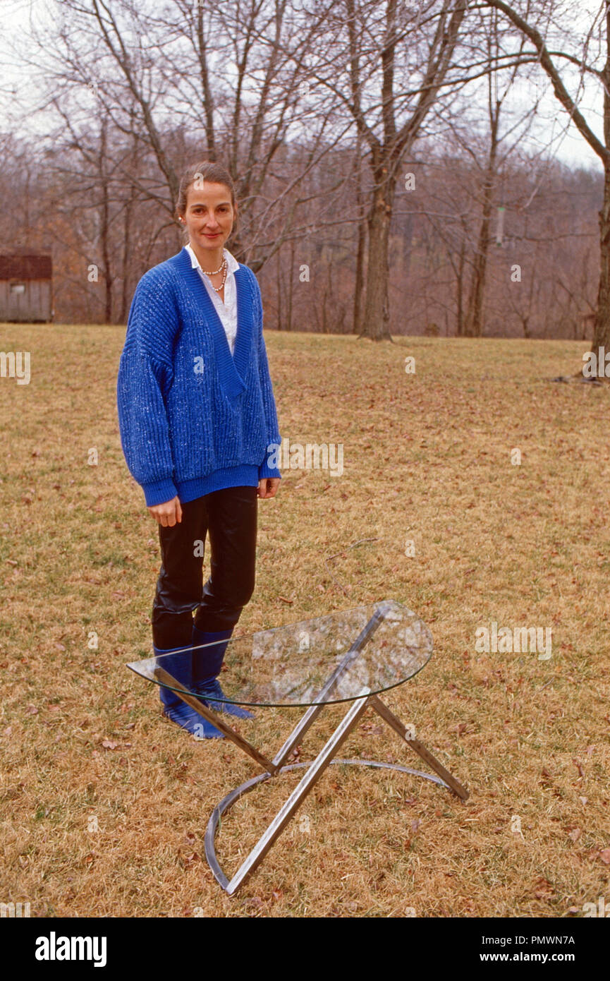 Erherzogin Gabriela von Habsburg mit einem ihrer Objekte als Bildhauerin, 1991. Archduchess Gabriela of Habsburg with one of her sculptures, 1991. Stock Photo