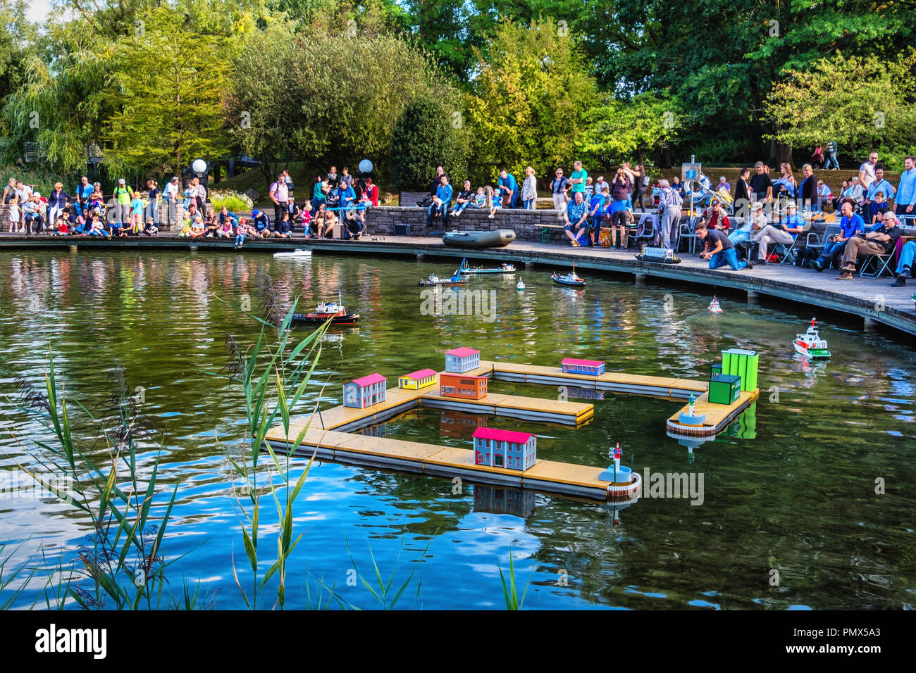 Berlin, Neukölln, Britzer Garden Families and children enjoy boating lake using boats with remote controls. Stock Photo