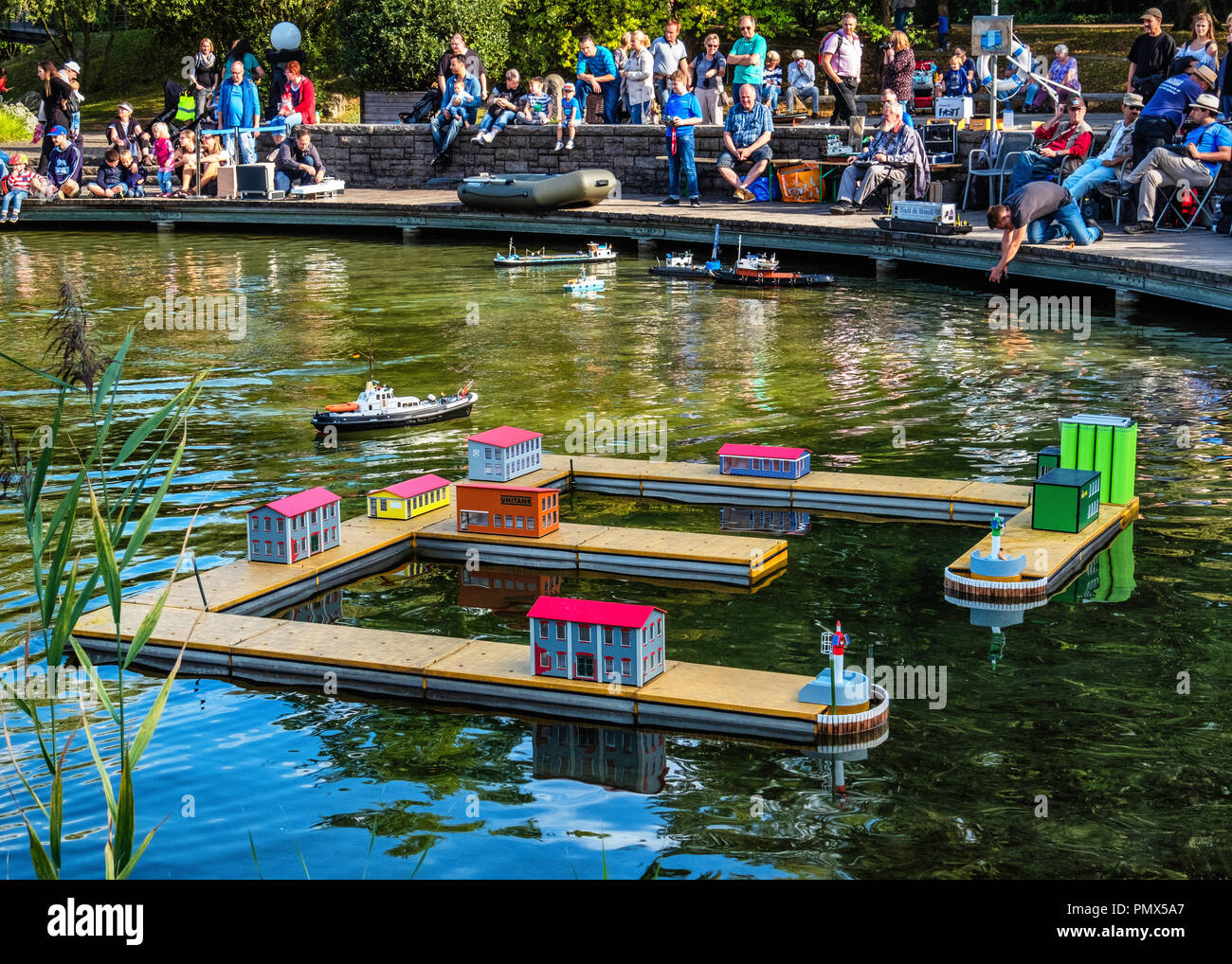 Berlin, Neukölln, Britzer Garden Families and children enjoy boating lake using boats with remote controls. Stock Photo