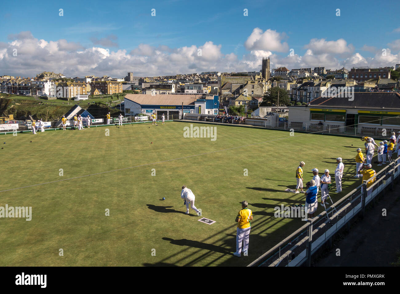 Newquay, Cornwall, UK. A bowls team playing a match on the bowling green, which overlooks the town and the sea Stock Photo