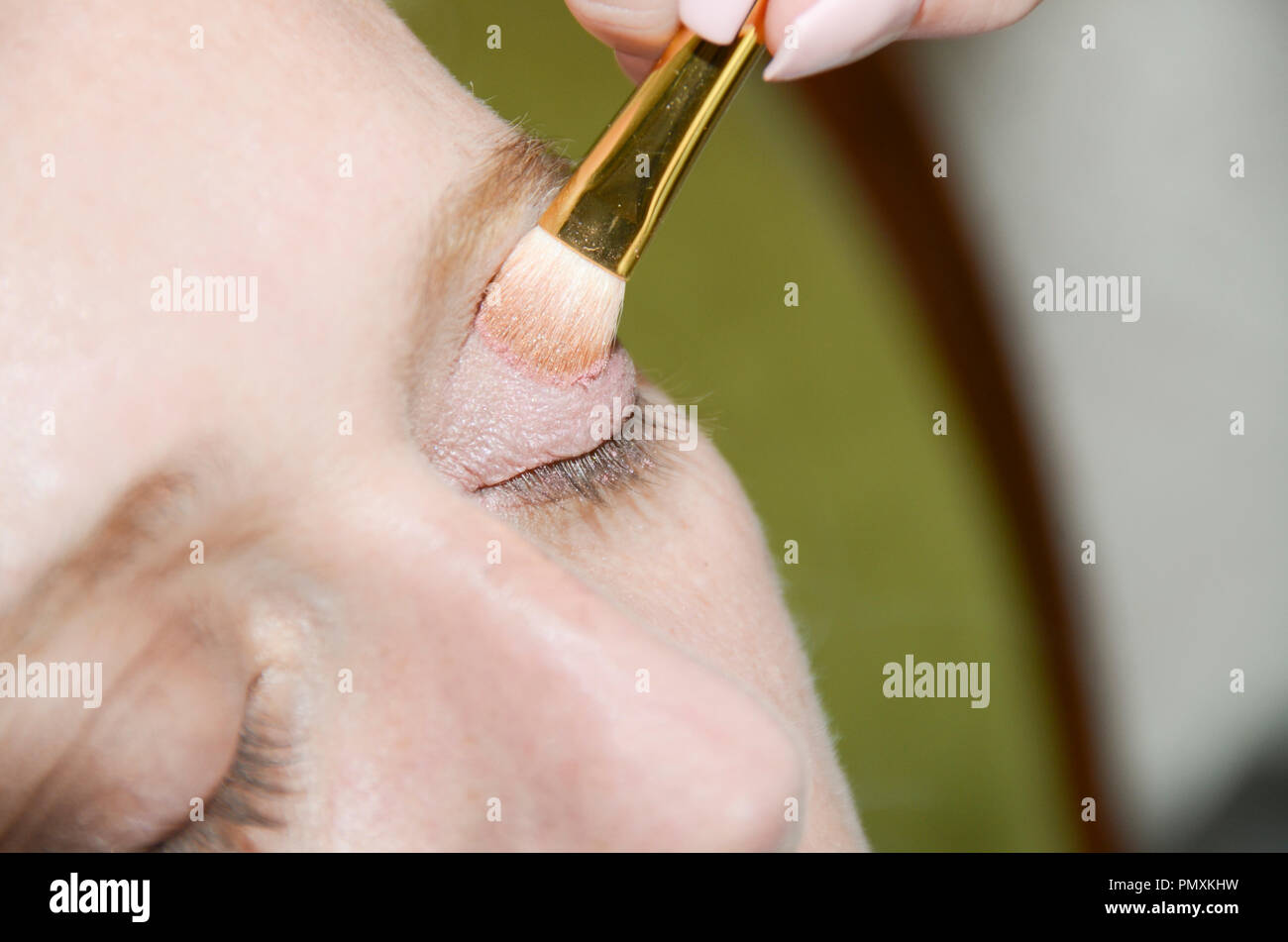 attractive young woman making up her eyelid powder Stock Photo Alamy