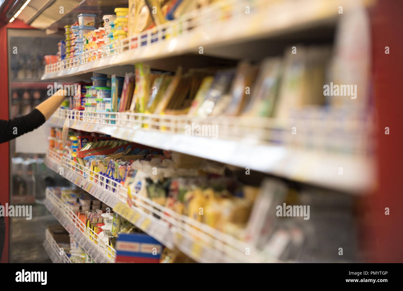 Grocery Store Shelves Stock Photos & Grocery Store Shelves Stock Images Alamy