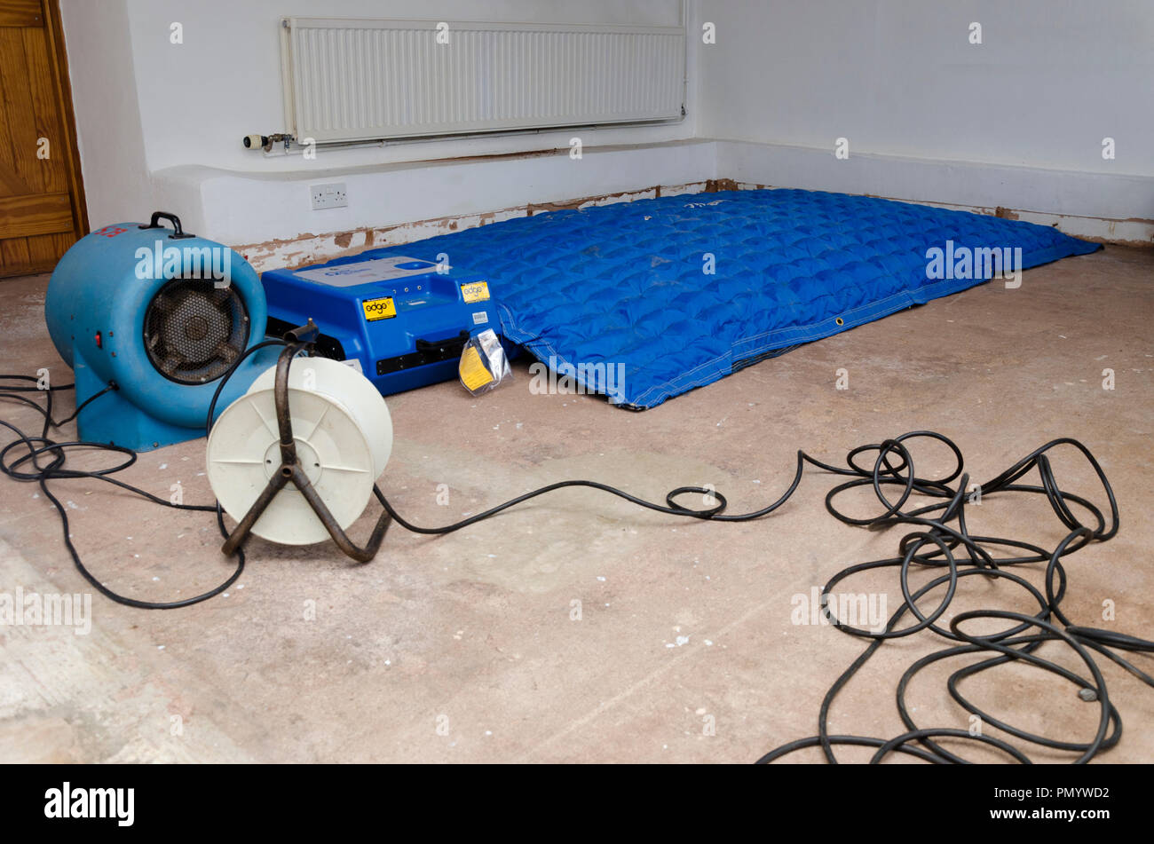 Drying out damp room after flood damage to concrete floor with Direct