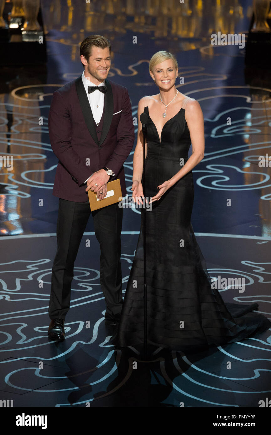 ¿Cuánto mide Nicole Kidman? - Altura - Real height Chris-hemsworth-and-charlize-theron-present-during-the-live-abc-telecast-of-the-oscars-from-the-dolby-theatre-in-hollywood-ca-sunday-march-2-2014-file-reference-32268-613-for-editorial-use-only-all-rights-reserved-PMYYRF