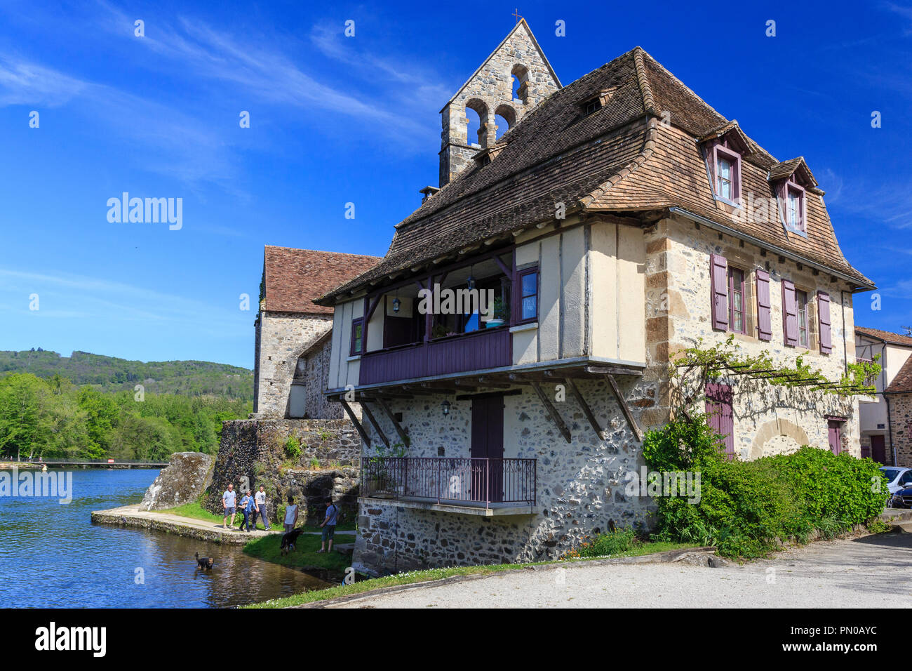 France, Correze, Dordogne valley,  Beaulieu sur Dordogne, Penitent chapel and house along Dordogne river // France, Corrèze (19), vallée de la Dordogn Stock Photo