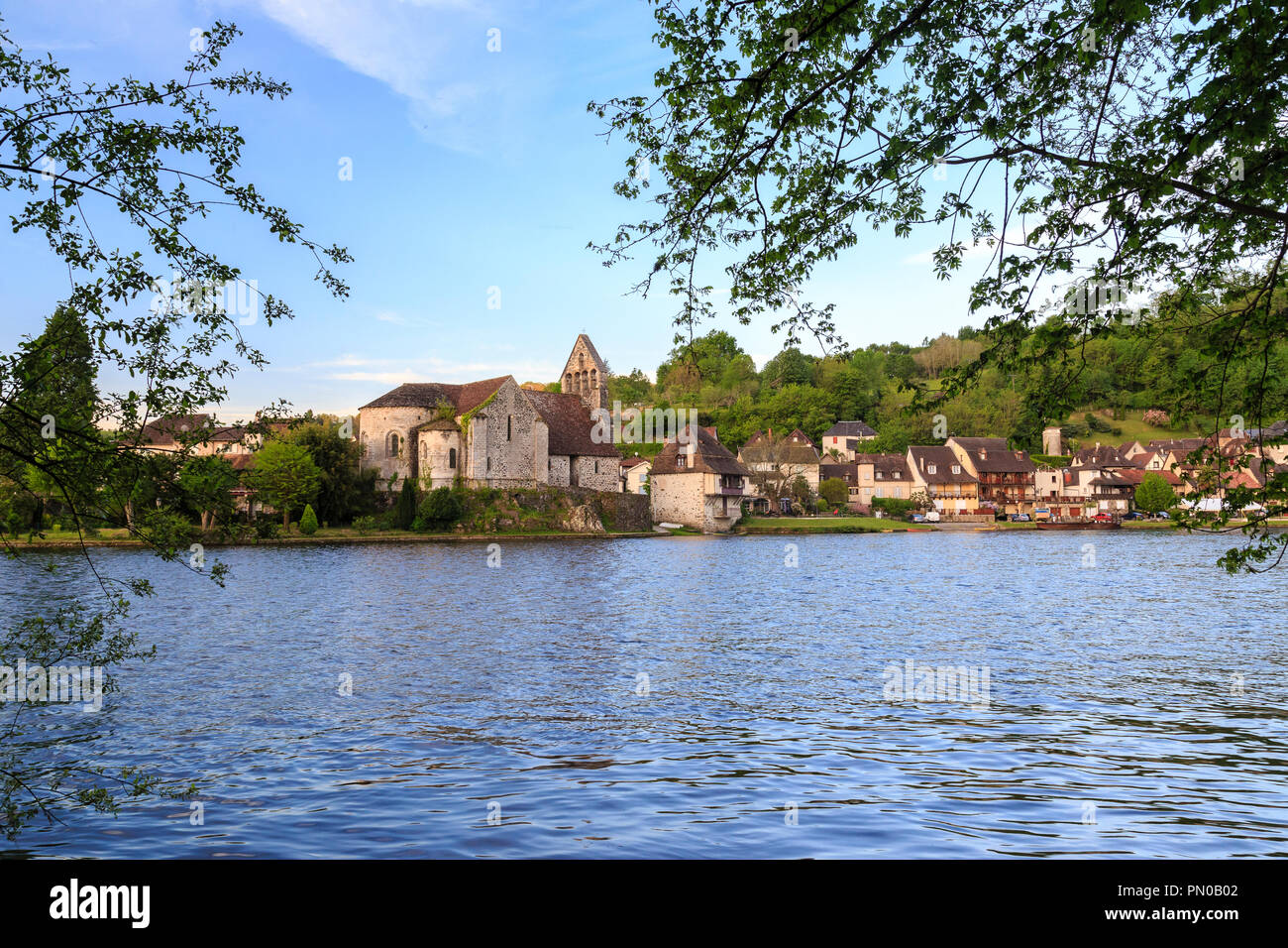 France, Correze, Dordogne valley,  Beaulieu sur Dordogne, Penitents chapel and houses along the Dordogne river // France, Corrèze (19), vallée de la D Stock Photo