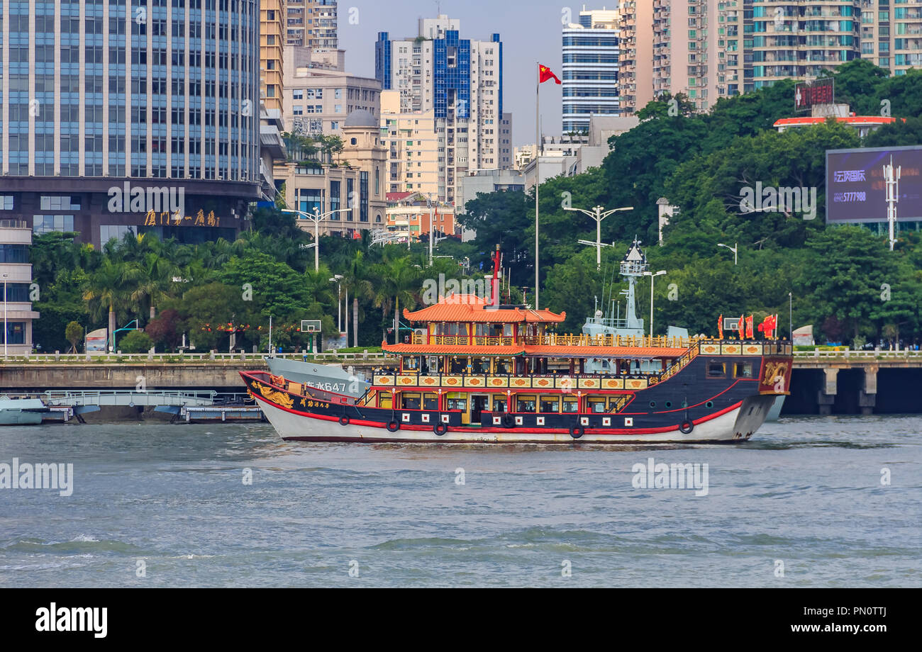 Mainland china boat skyline hi-res stock photography and images - Alamy