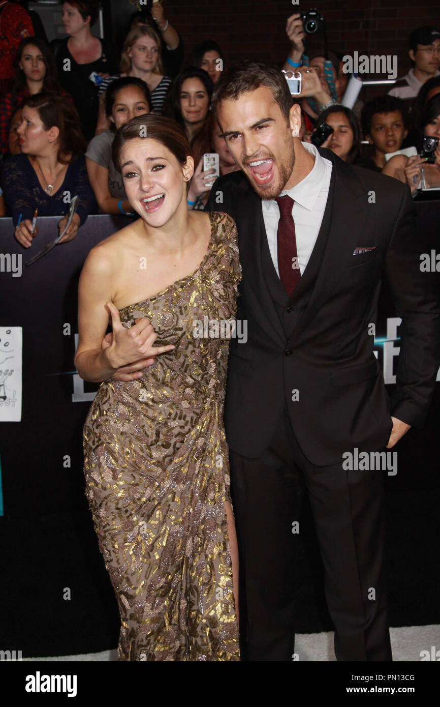 Shailene Woodley Og Theo James Divergent Premiere On The Carpet The
