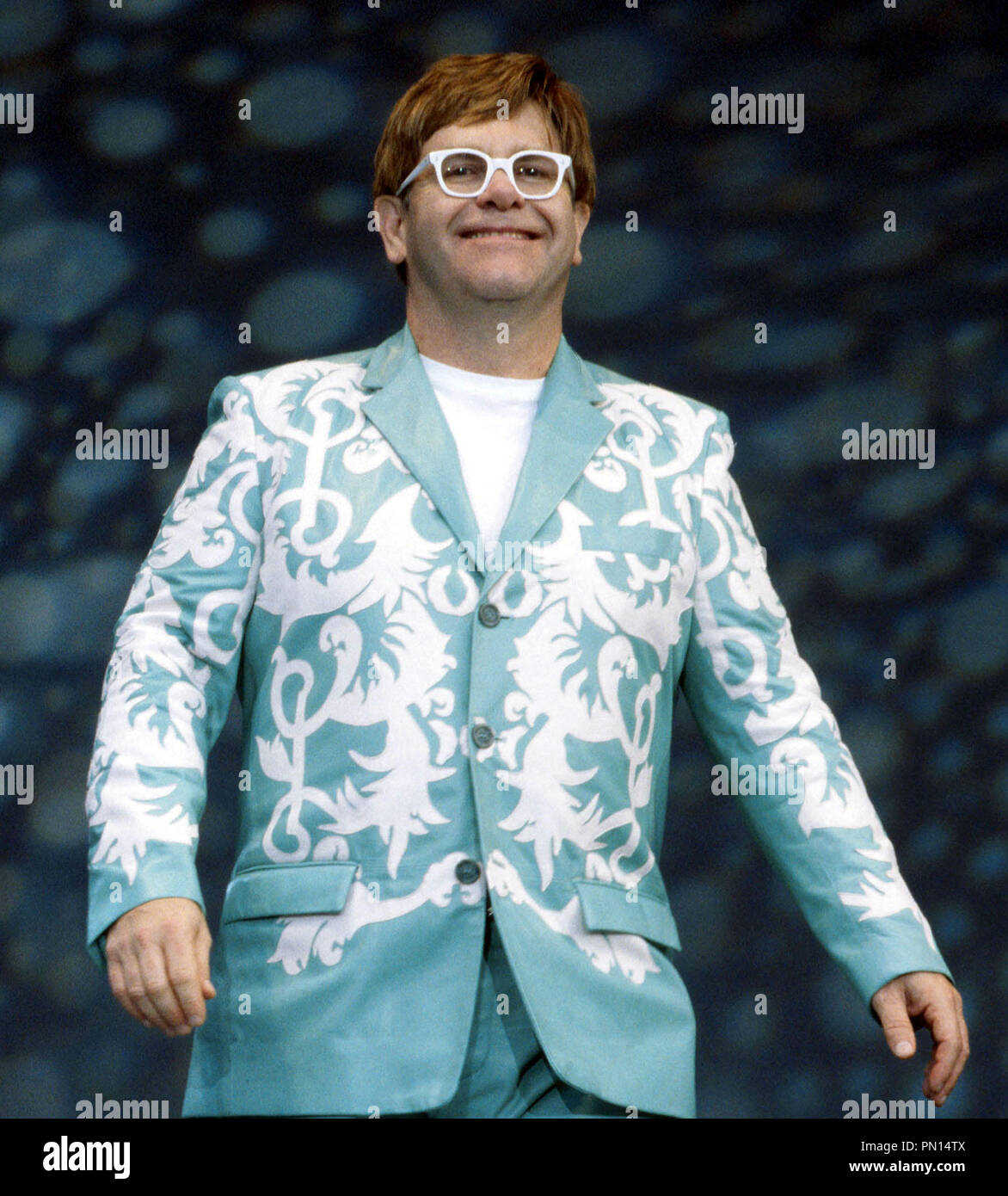 London. Elton John plays a concert in Hyde Park. 27th July, 2000. Picture by Moore/Landmark/MediaPunch Ref: LMK25-LIB344-050805 Stock Photo