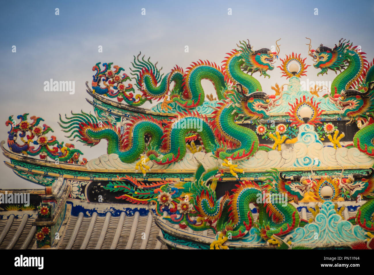 Colorful chinese dragon statues on roof in Chinese temple. Chinese ...