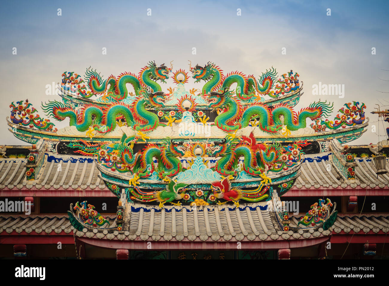 Colorful chinese dragon statues on roof in Chinese temple. Chinese ...