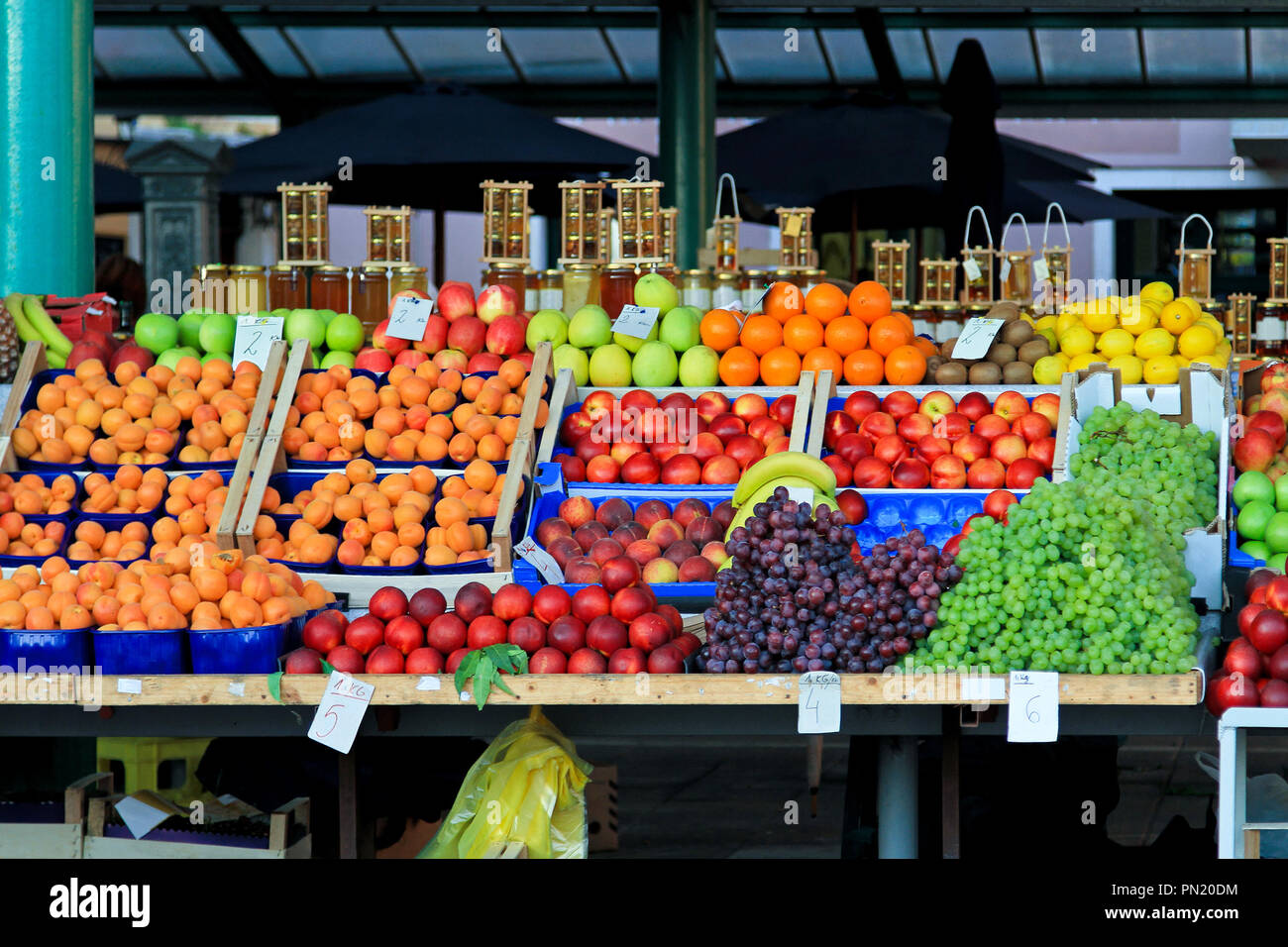 Fresh organic fruits at farmers market stall Stock Photo - Alamy