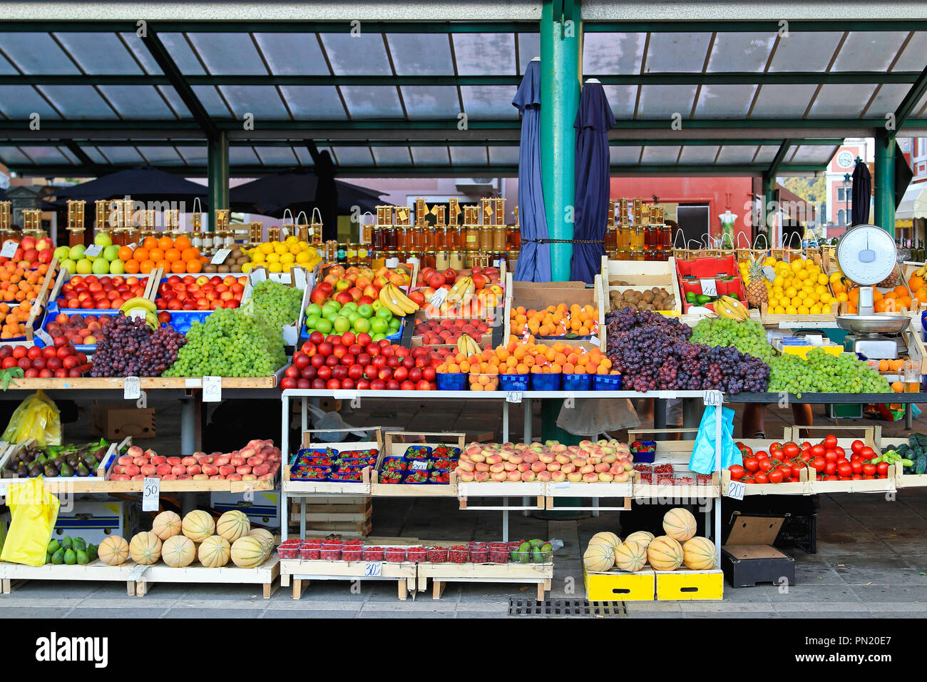 Fresh organic fruits at farmers market stall Stock Photo - Alamy