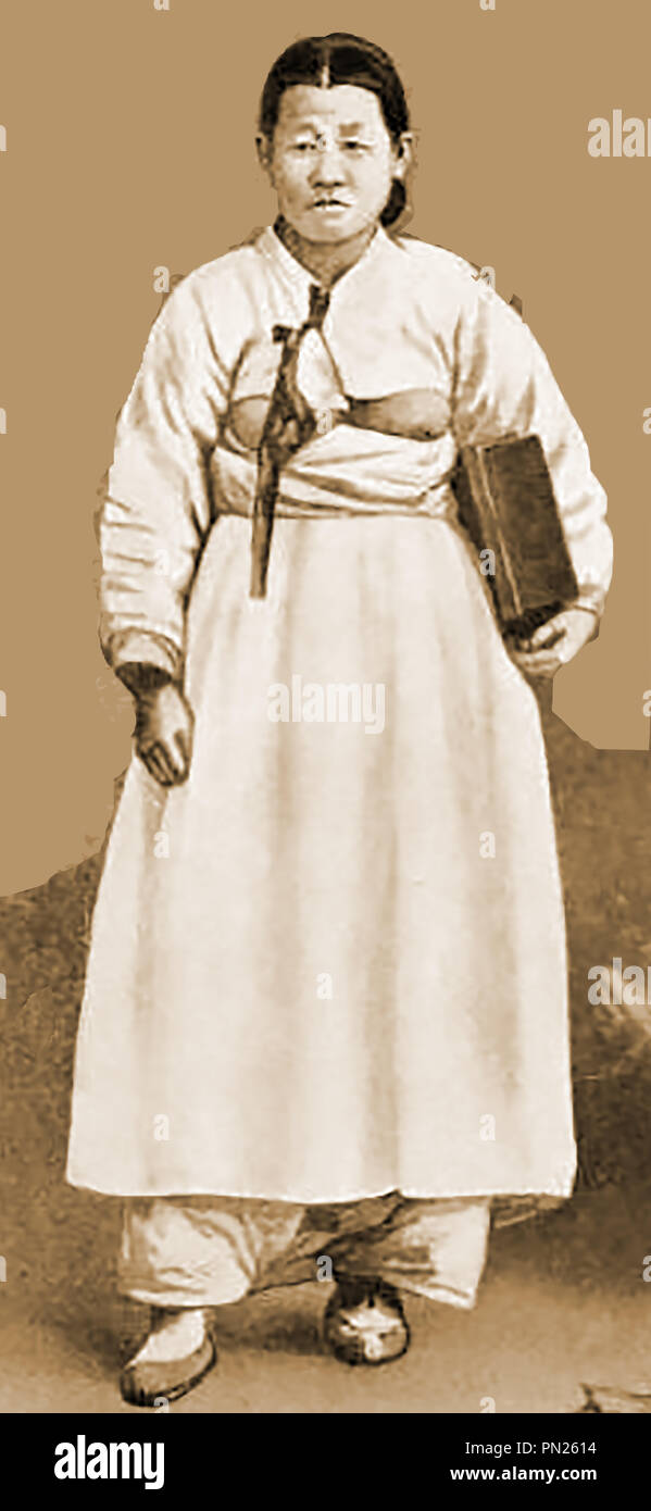 Korean historical dress hi res stock photography and images Alamy